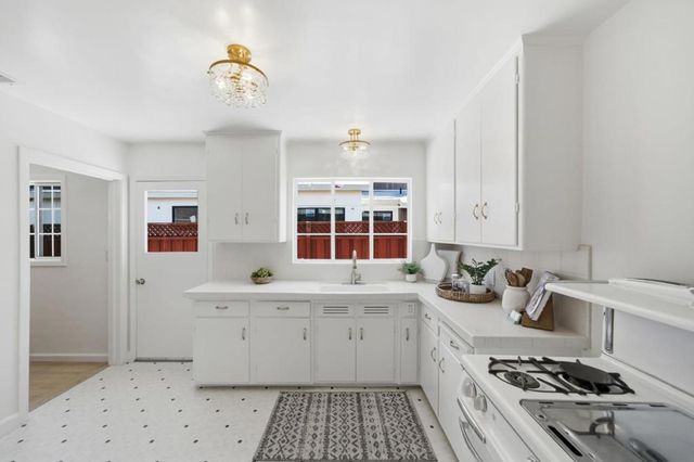 1727 Madison Avenue, Redwood City, CA 94061