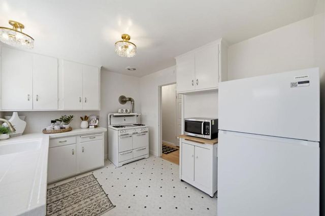 1727 Madison Avenue, Redwood City, CA 94061