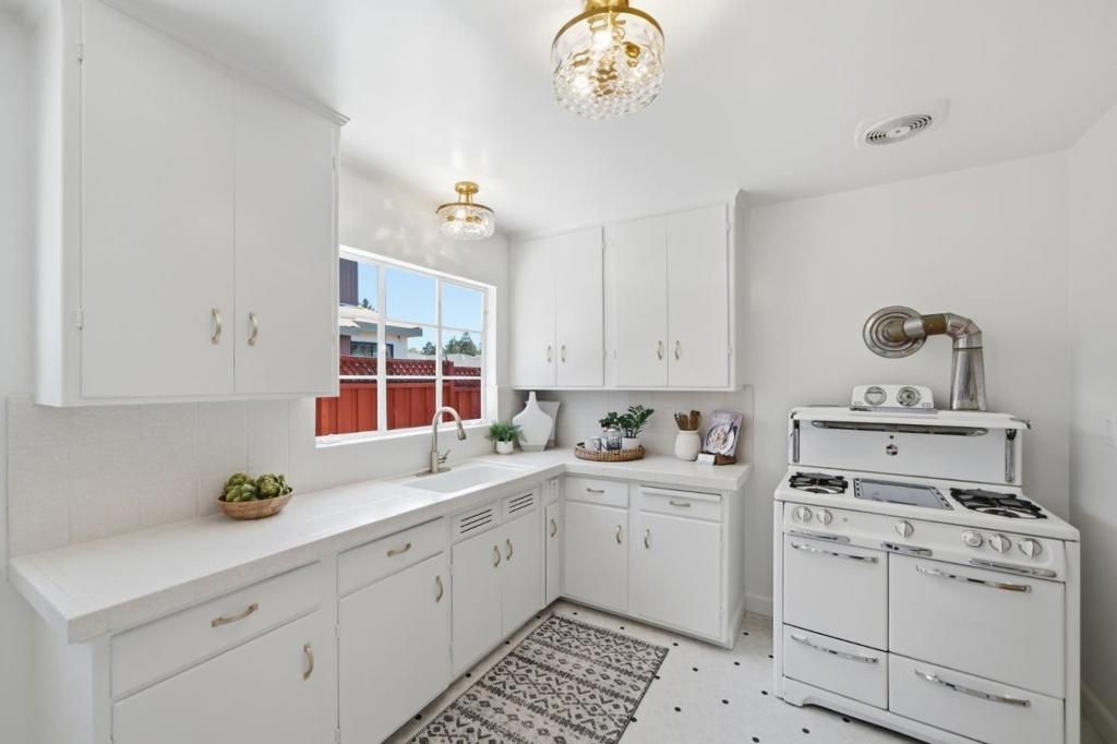 Image 7 of property listing at 1727 Madison Avenue, Redwood City, CA 94061
