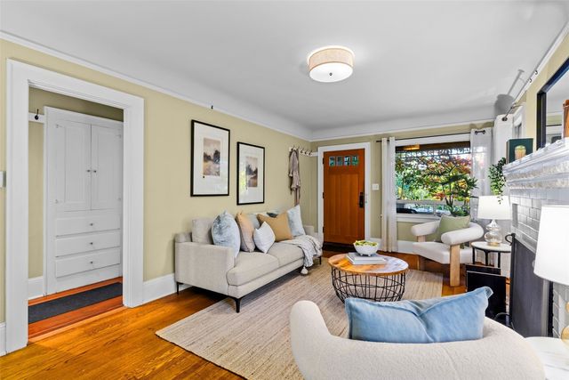3820 44th Avenue SW, Seattle, WA 98116