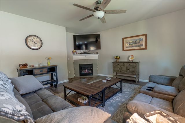 963 Bondgard Avenue E, Enumclaw, WA 98022