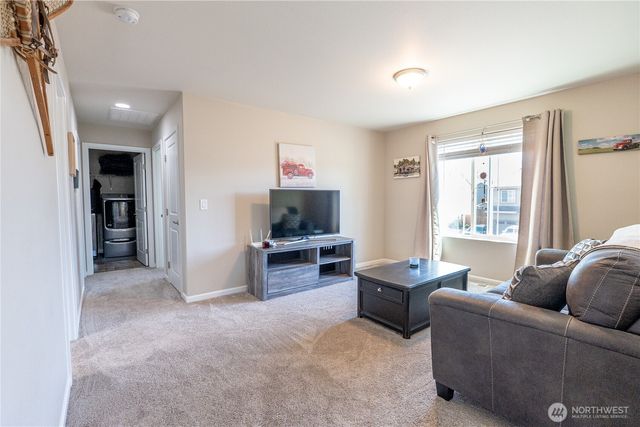 963 Bondgard Avenue E, Enumclaw, WA 98022