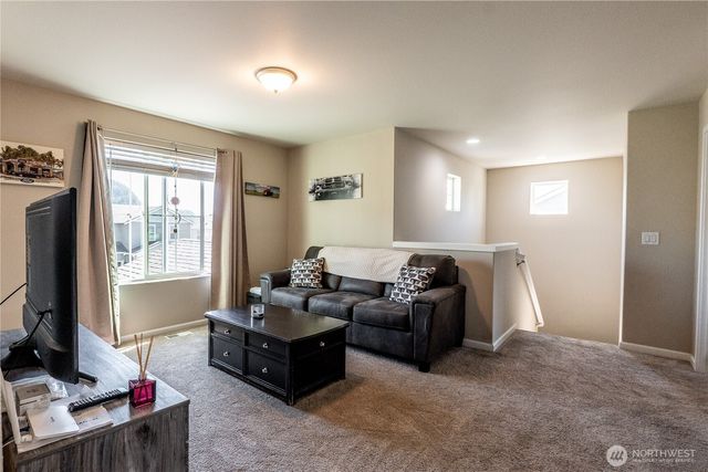 963 Bondgard Avenue E, Enumclaw, WA 98022