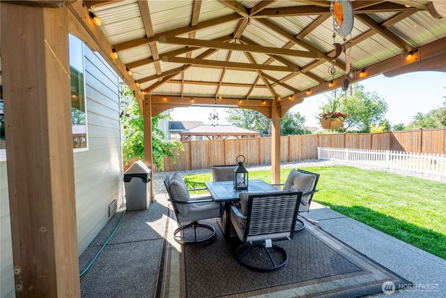 963 Bondgard Avenue E, Enumclaw, WA 98022