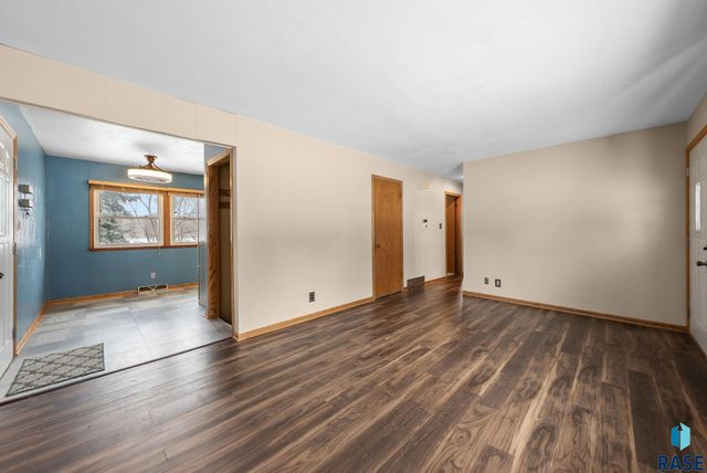 1912 E Spruce St Street, Sioux Falls, SD 57103