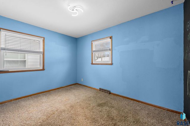 1912 E Spruce St Street, Sioux Falls, SD 57103