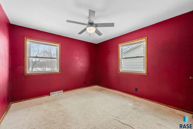 1912 E Spruce St Street, Sioux Falls, SD 57103