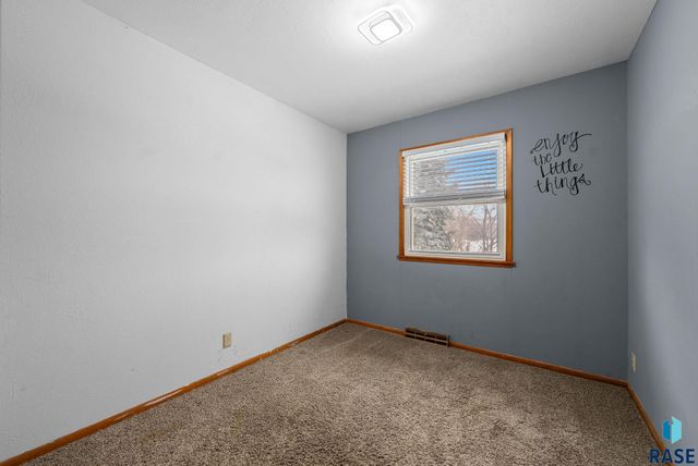 1912 E Spruce St Street, Sioux Falls, SD 57103