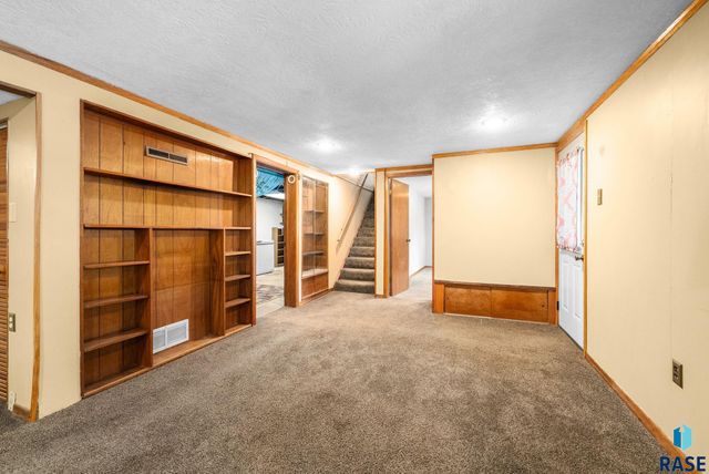 1912 E Spruce St Street, Sioux Falls, SD 57103