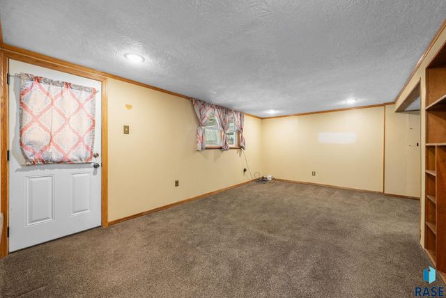 1912 E Spruce St Street, Sioux Falls, SD 57103