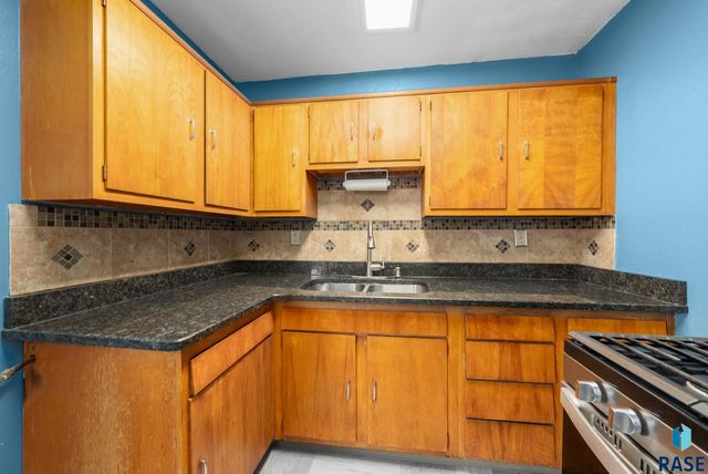 1912 E Spruce St Street, Sioux Falls, SD 57103