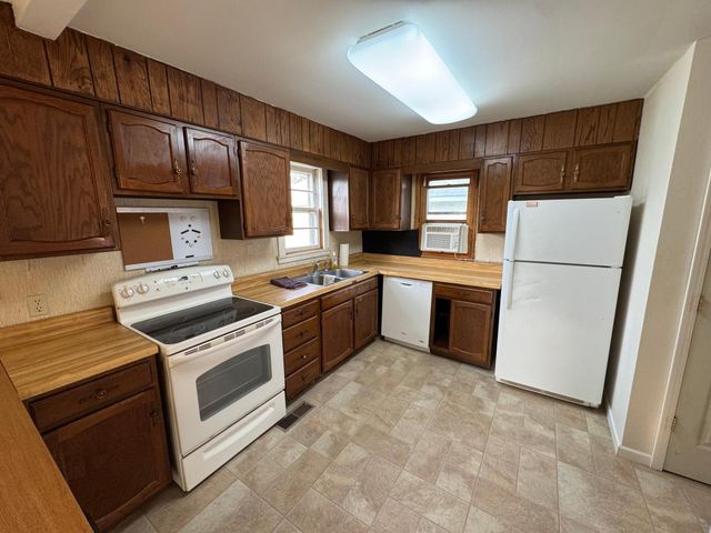 1706 N 4th Avenue, Moorhead, MN 56560