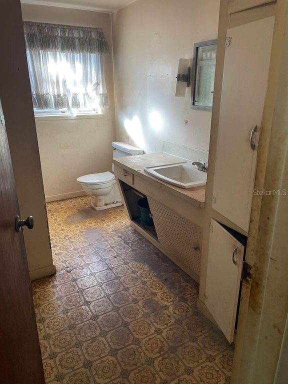 Image 7 of property listing at 698 ROANOKE STREET, Dunedin, FL 34698