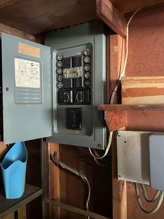 Image 8 of property listing at 698 ROANOKE STREET, Dunedin, FL 34698