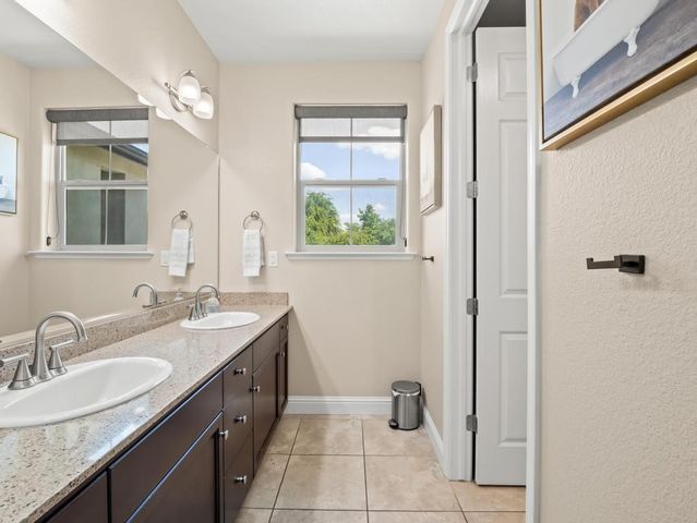1229 E Via Roma, Fresno, CA 93730