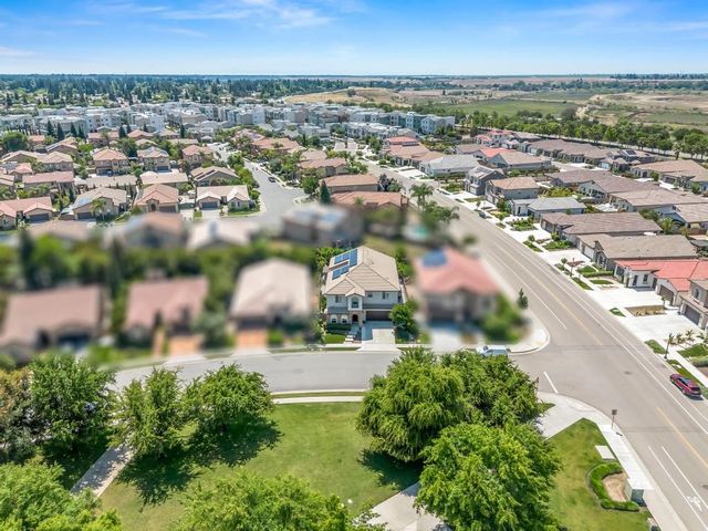 1229 E Via Roma, Fresno, CA 93730