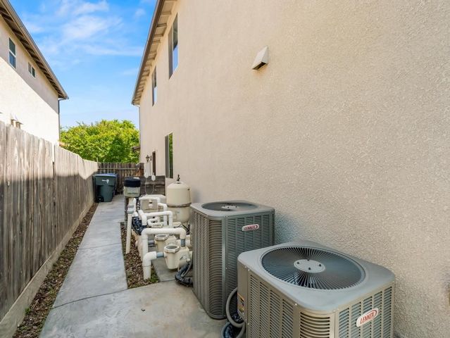 1229 E Via Roma, Fresno, CA 93730