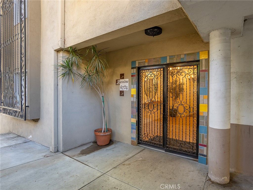 6724 Hillpark Drive 302, Los Angeles, CA 90068 — photo 2