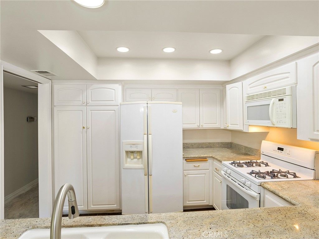 6724 Hillpark Drive 302, Los Angeles, CA 90068 — photo 5