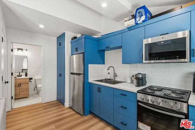 7020 Oakdale Avenue, Winnetka, CA 91306