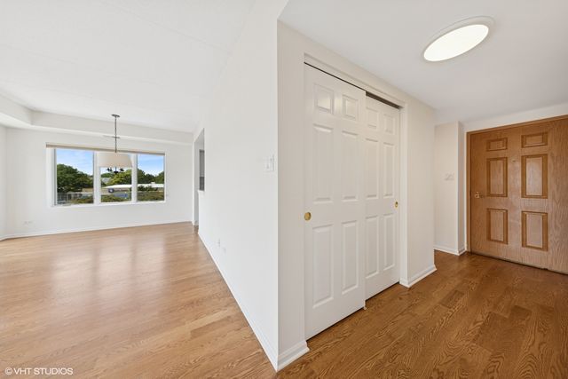 14 S Ashland Avenue 305, La Grange, IL 60525