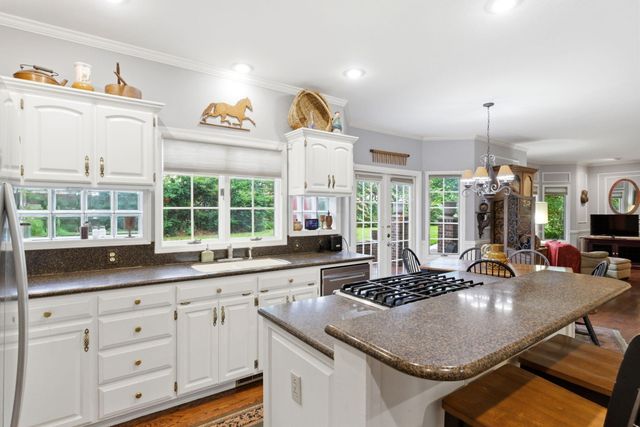 3850 E Country Place, Springfield, MO 65809
