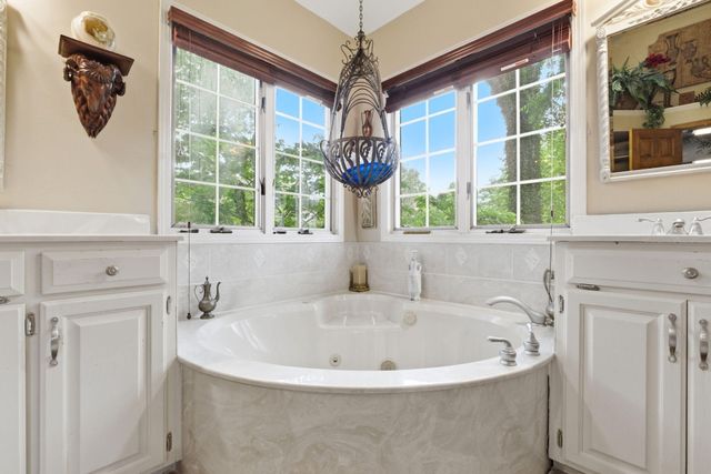 3850 E Country Place, Springfield, MO 65809