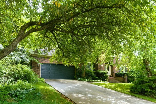 3850 E Country Place, Springfield, MO 65809