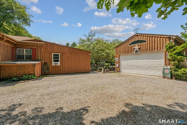 21 Goshen Road, Waterford, CT 06385