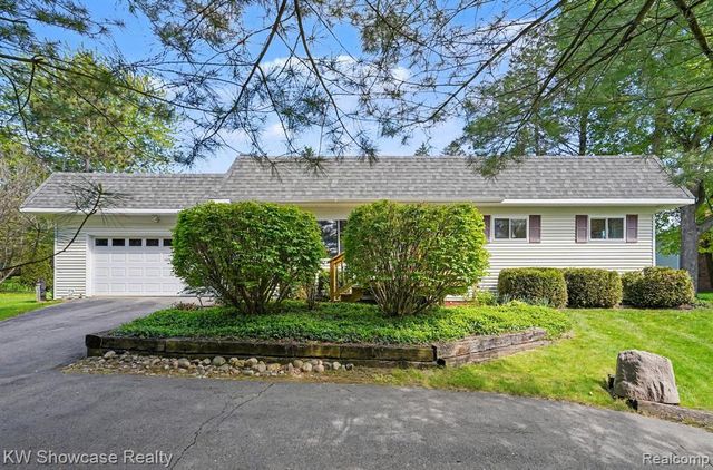 4200 Woodcock Way, Highland, MI 48357