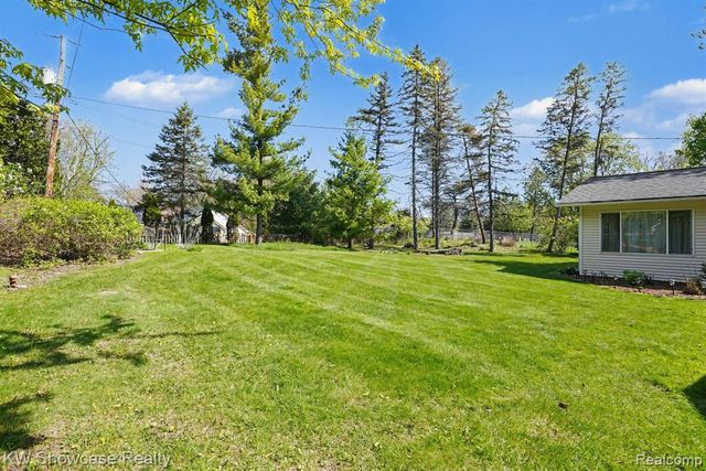 4200 Woodcock Way, Highland, MI 48357