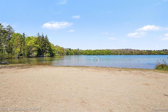 4200 Woodcock Way, Highland, MI 48357