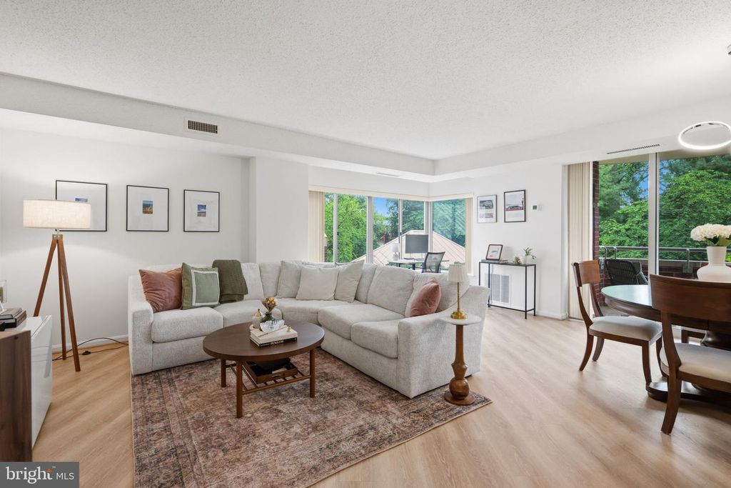 Image 12 of property listing at 5800 NICHOLSON LN #1-307, Rockville, MD 20852