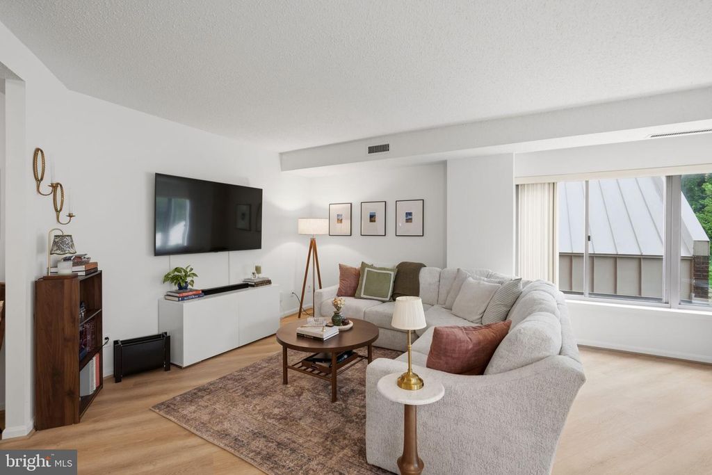 Image 16 of property listing at 5800 NICHOLSON LN #1-307, Rockville, MD 20852