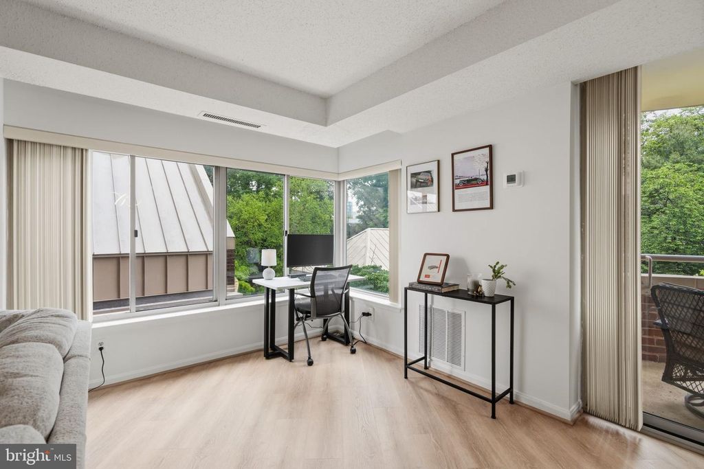 Image 17 of property listing at 5800 NICHOLSON LN #1-307, Rockville, MD 20852