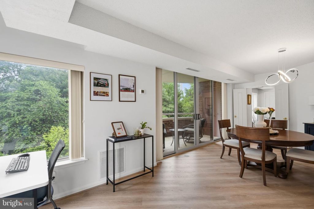 Image 18 of property listing at 5800 NICHOLSON LN #1-307, Rockville, MD 20852