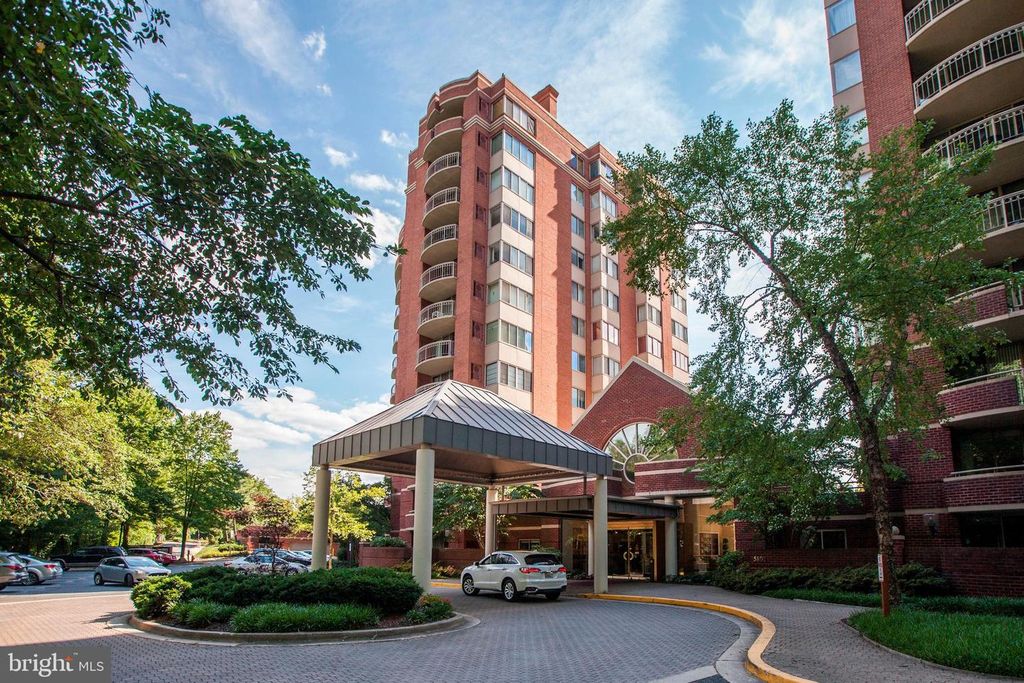 Image 2 of property listing at 5800 NICHOLSON LN #1-307, Rockville, MD 20852