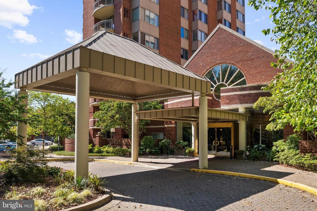 Image 3 of property listing at 5800 NICHOLSON LN #1-307, Rockville, MD 20852