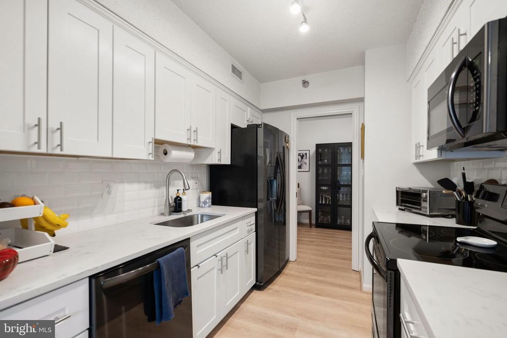 Image 33 of property listing at 5800 NICHOLSON LN #1-307, Rockville, MD 20852