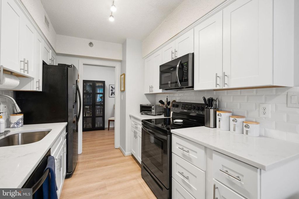 Image 34 of property listing at 5800 NICHOLSON LN #1-307, Rockville, MD 20852