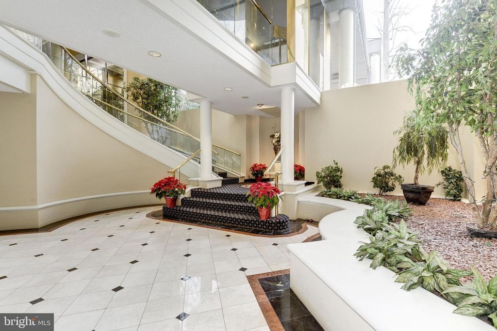 Image 6 of property listing at 5800 NICHOLSON LN #1-307, Rockville, MD 20852