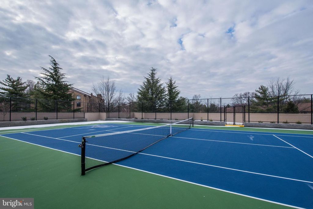 Image 63 of property listing at 5800 NICHOLSON LN #1-307, Rockville, MD 20852