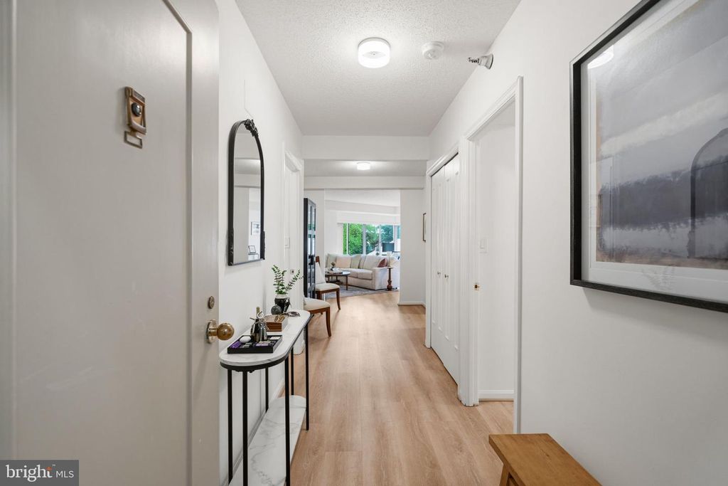 Image 7 of property listing at 5800 NICHOLSON LN #1-307, Rockville, MD 20852