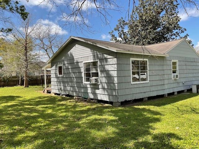 201 Smith Street, Clute, TX 77531