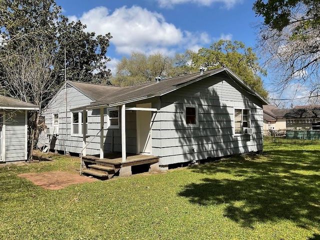 201 Smith Street, Clute, TX 77531