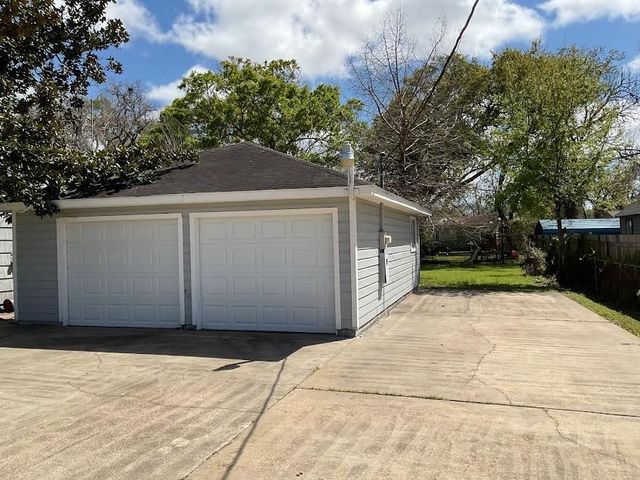 201 Smith Street, Clute, TX 77531