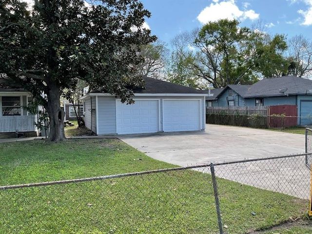 201 Smith Street, Clute, TX 77531