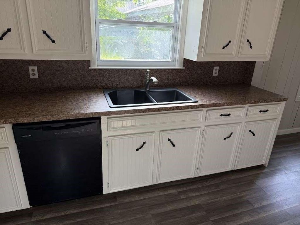 201 Smith Street, Clute, TX 77531