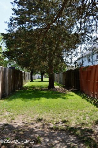 8 Colonial Court, Jackson, NJ 08527