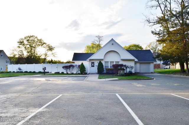 8 Colonial Court, Jackson, NJ 08527